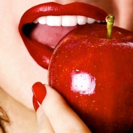 Beneficiile nutriţionale ale merelor roşii: de la scăderea colesterolului, la pierderea în greutate