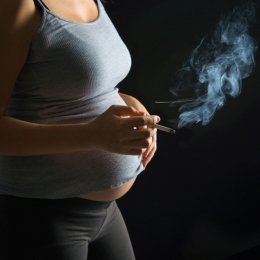 Femeile care fumează în timpul sarcinii riscă să aducă pe lume copii cu probleme oftalmologice