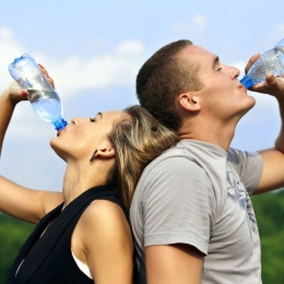 Apa este singurul lichid care hidratează organismul