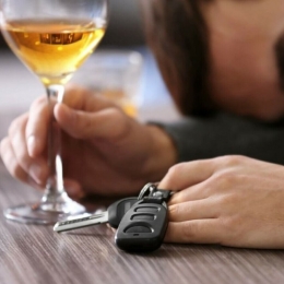 În câte ore dispare alcoolul din sânge. Un medic avertizează șoferii că pătrunjelul, guma și scorțișoara "nu păcălesc fiola"