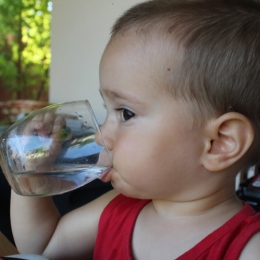 Copiii mici pot să bea apă de la frigider?