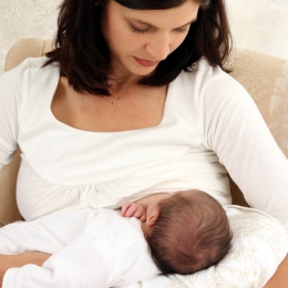 Alăptarea, esenţială pentru sănătatea copilului şi a mamei