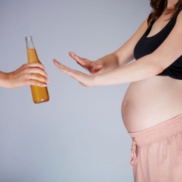 Nu beţi alcool în timpul sarcinii. Cât rău poate face un singur pahar de bere sau vin