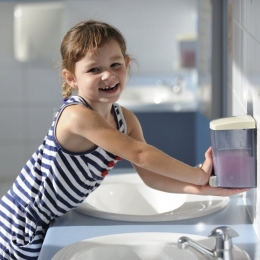 Apa rece omoară eficient bacteriile. Nu este nevoie de apă caldă