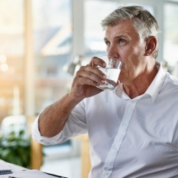 Apa caldă cu lămâie ajută la slăbit