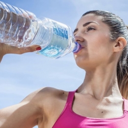 Apă plată sau minerală carbogazoasă? Care e alegerea optimă