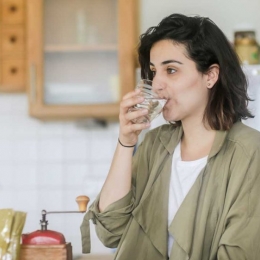 Este bine sau nu să bem apă în timpul mesei? Ce spun medicii