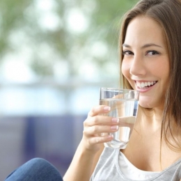 Apa caldă ajută organismul să se detoxifice