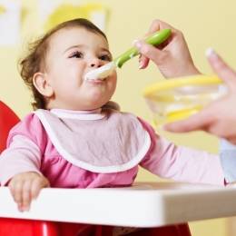 Când şi cum introduci mâncarea solidă în alimentaţia bebeluşului