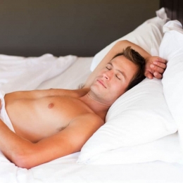 Beneficiile dormitului în pielea goală