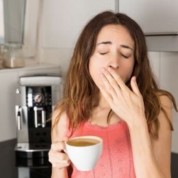 Consumați mai multă apă și nu veți mai fi tentați să beți cafea!