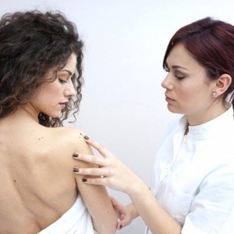 Cancerul de piele nu ţine cont de vârstă! Aveţi grijă de voi!