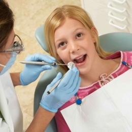 Aveţi grijă de dantura copiilor! Şi cei mici pot face carii