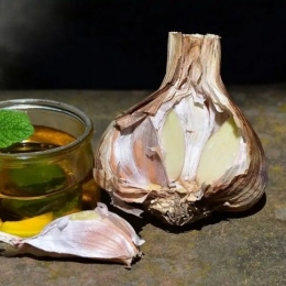 Ceaiul de usturoi ajută organismul să dizolve grăsimea acumulată în exces