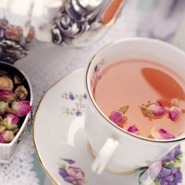 Ceaiul din petale de trandafiri, indicat în cazul faringitelor