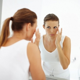 Aveți cearcăne? Dormiți suficient și adoptați o alimentație sănătoasă