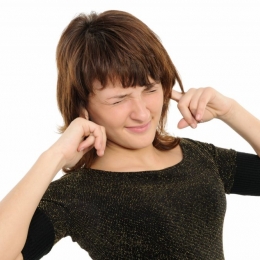 Ce declanșează țiuitul urechilor