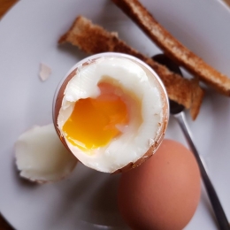 Cele mai sănătoase ouă sunt cele moi, consumate la micul dejun