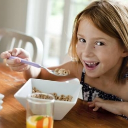 Atenţie la cerealele pentru copii! Sunt pline de zahăr şi arome artificiale