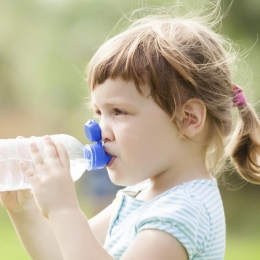 „Dacă nu bei apă, ţesuturile se deshidratează”