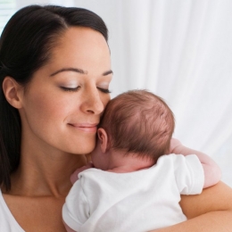 Sfatul specialiştilor „Euromaterna”. Ce trebuie să faceţi imediat după naştere