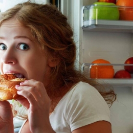 Cina luată la ore târzii duce la apariţia atacului de cord