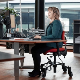 Petreceți mult timp pe scaun? Sfaturi pentru a stimula circulația sanguină