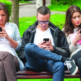 Ecranele telefoanelor au mai mulţi microbi decât vasele de toaletă