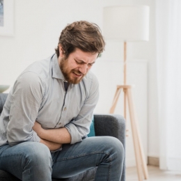 Colica biliară se declanșează cu dureri abdominale și greață