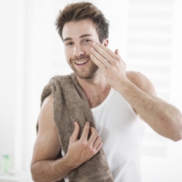 Comedoanele închise pot apărea pe față sau pe spate