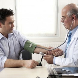 Tremur, amorţeli, dureri de cap. Semne că trebuie să mergeţi urgent la neurologie