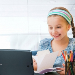 Mare atenție cu internetul! Copiii pot accesa site-uri neadecvate pentru ei