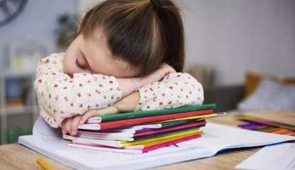 Copilul este mereu obosit? Ce legătură poate avea starea lui cu glanda tiroidă