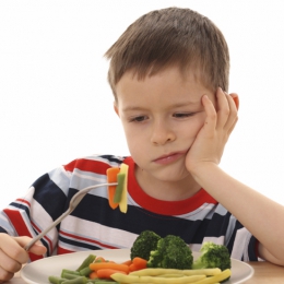 Copilul refuză mâncarea. E bolnav sau doar răsfăţat?