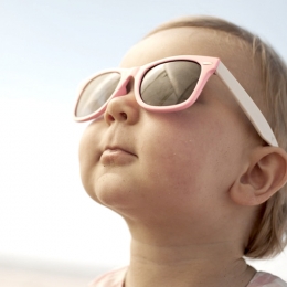 Cum ne protejăm ochii de arsurile solare? "Copiii trebuie să poarte ochelari de la 2-3 ani"