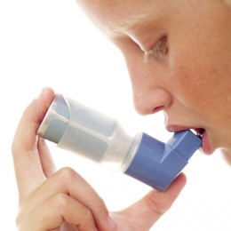 Cum pot fi evitate crizele de astm bronşic