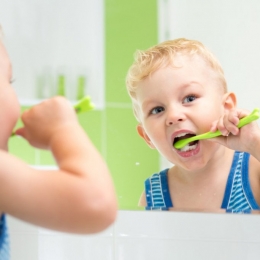 Curățarea limbii elimină respiraţia urât mirositoare