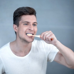 Aveți o dantură sensibilă? Schimbați-vă pasta de dinți!