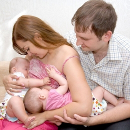 „Aur lichid”! Ce trebuie să le daţi bebeluşilor din primele zile de la naştere