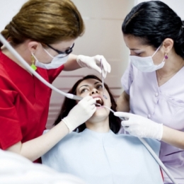 Dentiştii se vaită de clienţi, pacienţii de bani