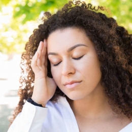 Dezechilibrele hormonale duc, deseori, la dureri de cap de tip tensional