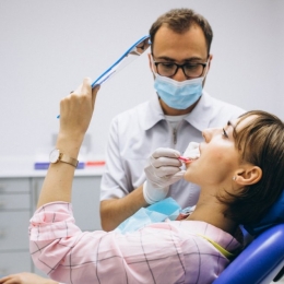 Aveți dinții sensibili? Fiți mai atenți la igiena dentară!