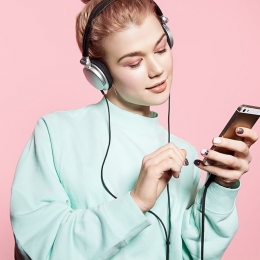 Dispozitivele audio, un pericol pentru urechile adolescenților