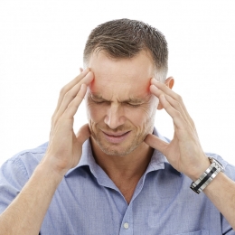 Durerile de cap sunt provocate, uneori, și de tuse