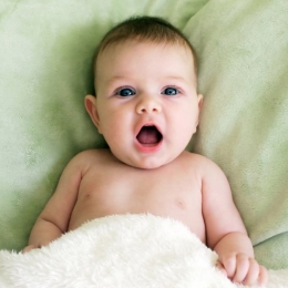 Care este evoluţia corectă a bebeluşului la trei luni
