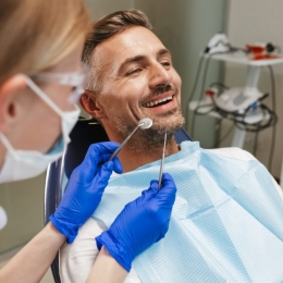 Durere severă după extracţia dentară? Mergeţi imediat la medicul stomatolog!
