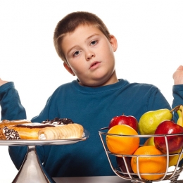 Fără dulciuri, chips-uri şi alimente care îngraşă, pentru copiii supraponderali