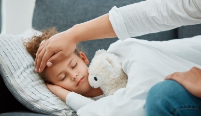 Febra la copii. Când devine periculoasă și cum o putem gestiona