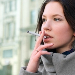 Femeile care fumează au mai puţine şanse de a avea copii