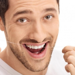 Folosiți ața dentară ? Este singura care înlătură bacteriile dintre dinți